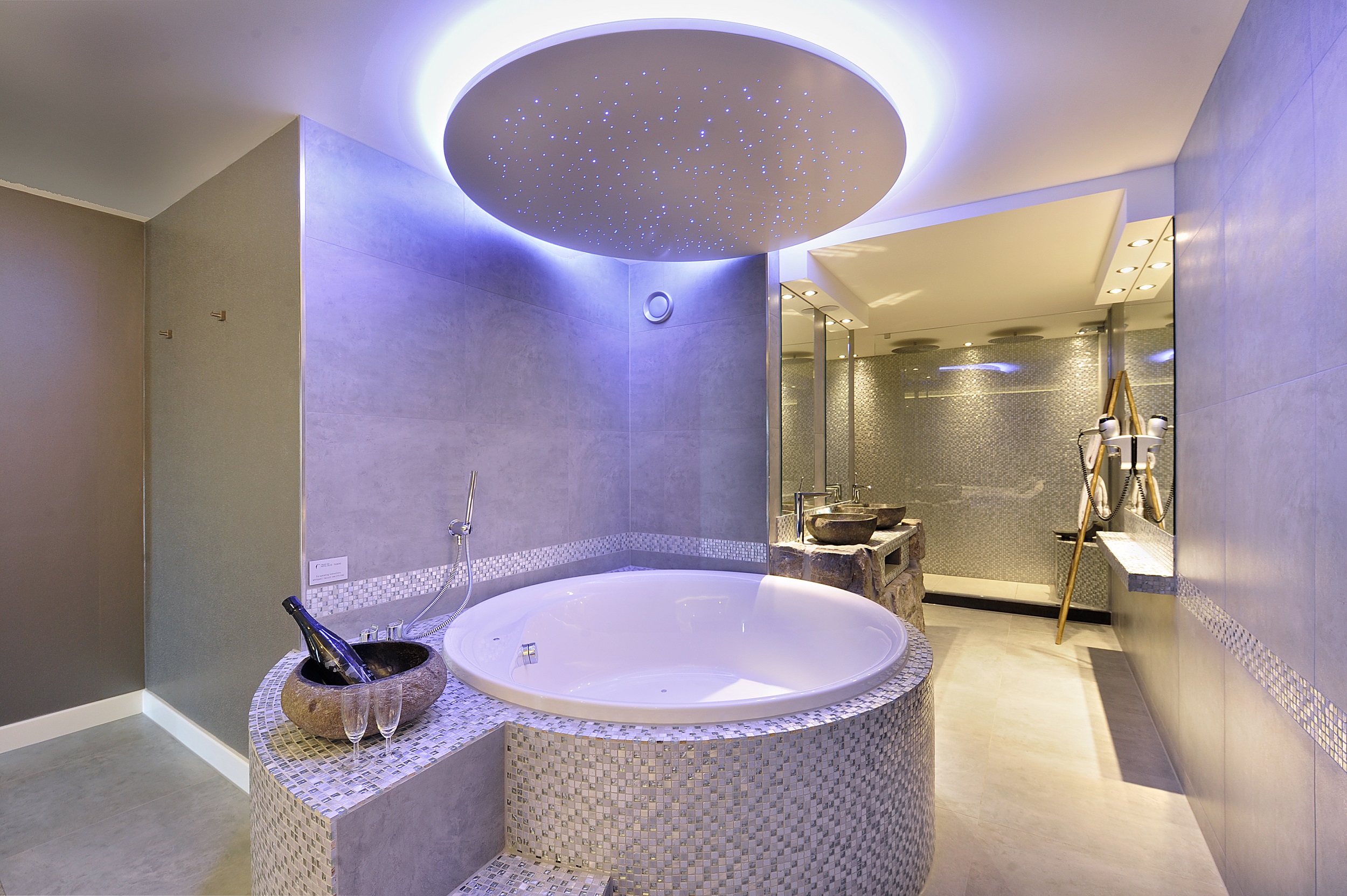 Luxueus genieten in onze suites en hotelkamers met jacuzzi Luxueus genieten in onze suites en hotelkamers met jacuzzi